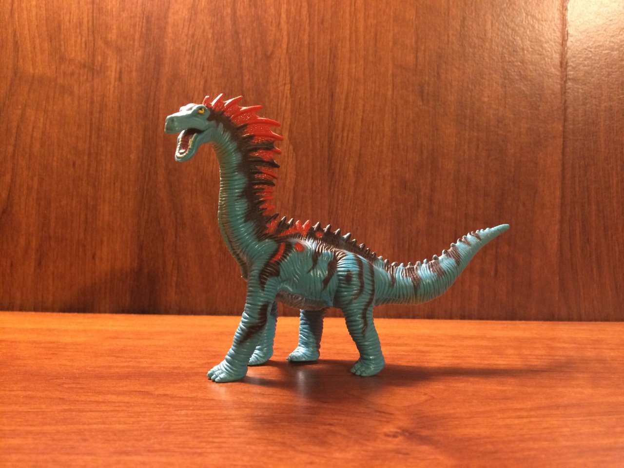 VELOCIRAPTOR TOY MODEL DINOSAUR with MOVING ARMS AND JAW by CHAP MEI 