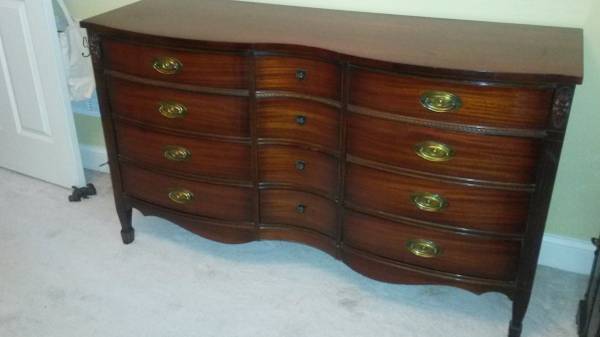 I Have This Vintage Dixie Mahogany Serpentine Dresser In