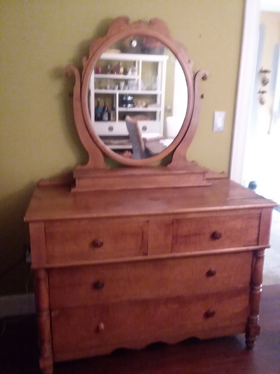 Dresser With Mirror 4 Drawers Looks Like It Has A Tiger Wood